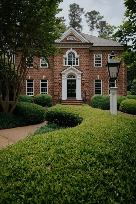 Red Brick Georgian House Exterior, Red Brick Colonial House Exterior, Traditional Brick House, Brick Colonial House, Orange Brick Houses, Brown Brick Houses, Brick Arches, Mother In Law Apartment, Red Brick House Exterior