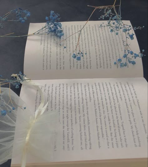 Blue flowers book Reading Aesthetic Blue, Blue Aesthetic Books, Blue Book Aesthetic, Blue Books Aesthetic, Bible Reading Aesthetic, King Magnifico, Blue Pics, Blue Bible, Home Screen Widgets