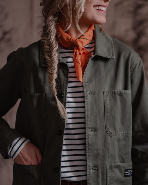 An essential for wild spirited adventurers. Our trusty chore jacket is a timeless yet functional classic that can elevate an everyday outfit like no other. Equally perfect for throwing on and heading out on a road trip as it is for cosying up in a county pub after a coastal walk. Rustic Tomboy Style, Garden Work Outfit, Field Biologist Outfit, Chore Jacket Outfit Women, Denim Chore Jacket Outfit, Rustic Outfits For Women, Green Utility Jacket Outfit, New England Style Fashion, Green Chore Jacket