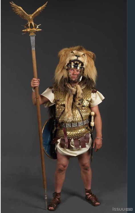 Roman aquilifer.  Aquilifers all wore lion skins to signify their importance. Imperiul Roman, Imperial Legion, Roman Armor, Romulus And Remus, Roman Army, Roman Warriors, Historical Warriors, Roman Legion, Eastern Roman