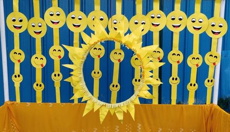 Yellow day photo booth Classroom Decor Yellow, Yellow Chart Paper Craft, Yellow Color Day Celebration In School, Yellow Day Decoration Ideas For School, Yellow Day Celebration In School, Yellow Day Celebration For Kids, Yellow Colour Day Decoration In School, Yellow Colour Day Celebration In School, Yellow Day Ideas For Preschool