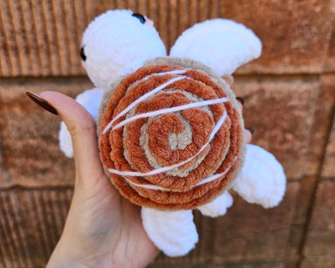 Crochet Food Animals, Crochet Sea Turtle Pattern, Small Crochet Plushies, Crochet Plushie Ideas, Cute Crochet Turtle, Crochet Turtles, Turtle Plushie, Yarn Projects Crochet, Animal Amigurumi