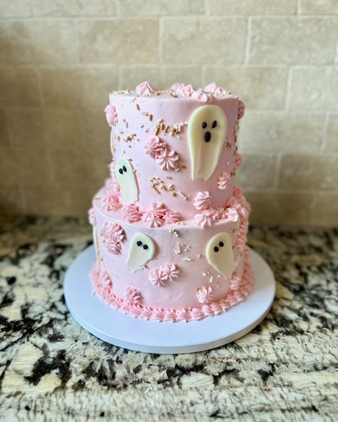 🎂👻 Pretty & Spooky! 👻🎂 Who says Halloween can’t be sweet and chic? Check out this gorgeous ghost-themed birthday cake we created in soft pinks with elegant white and gold accents! 🌸✨ Perfect for a spooky celebration with a touch of glam! 💕🎃 👻 Pink Ghost Cake Details: 💖 2 Tier cake - Bottom Layer French Apple Pie, Top Tier is a Pumpkin Latte. The Smash Cake is Birthday Cake Flavor ✨ Gold shimmer accents 🎀 Whimsical white ghosts Whether you’re throwing a spooky soirée or celebrating a boo-ti... Pink Ghost Cake, French Apple Pie, Ghost Cake, Birthday Cake Flavors, 2 Tier Cake, Pink Ghost, Halloween Cans, Pumpkin Latte, Themed Birthday Cakes