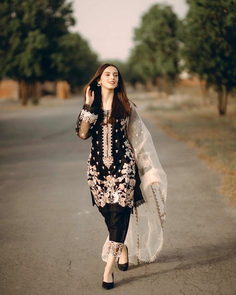 Wedding Dresses Designs, Pakistani Party Wear Dresses, Couple Outfit Ideas, Sisters Wedding, Trendy Bride, Simple Kurta Designs, Womens Trendy Dresses, Pakistani Wedding Outfits, Stylish Short Dresses