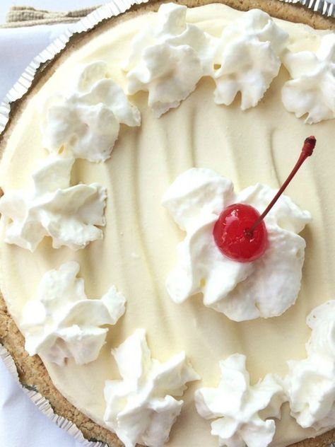 No-Bake Root Beer Float Pie Root Beer Pie, Root Beer Float Pie, Root Beer Float Cake, Baking Recipes Pie, Float Recipes, Sugar Free Pudding, Maraschino Cherries, Beer Float, Cupcake Tins