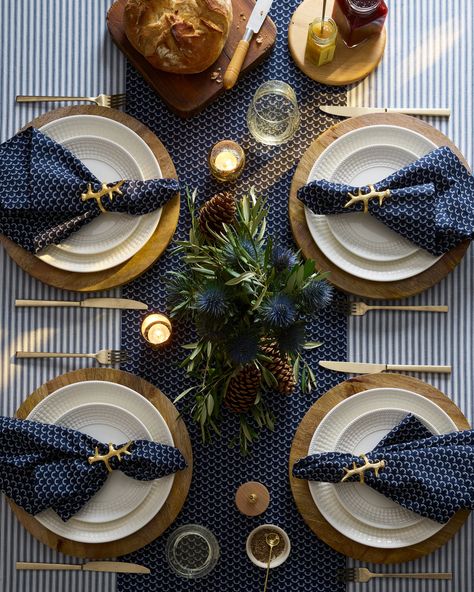 Blue And White Winter Tablescapes, Decoration For Dinner Table, Blue Dinner Party Decor, Feminine Table Settings, Blue Fall Table Decor, Blue And Gold Holiday Decor, Navy And White Table Setting, Table Escapes Ideas, Fall Dinner Table Setting