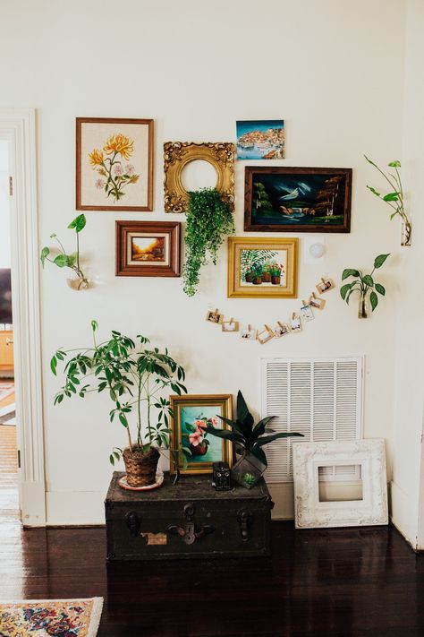 Plant And Art Gallery Wall, Diy Unique Shelves, Gallery Plant Wall, Plant Gallery Wall Ideas, Gallery Wall Thrifted, Gallery Wall Plants, Gallery Wall With Plants And Pictures, Gallery Wall With Plants, Plants On Wall