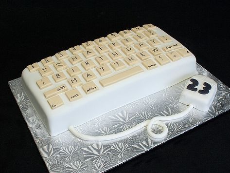 Keyboard Cake, Birthday Ideas Decor, 18th Birthday Cake Designs, Computer Cake, Kids Party Treats, 10th Birthday Cake, Single Serve Cake, Galaxy Backpack, 10 Birthday Cake