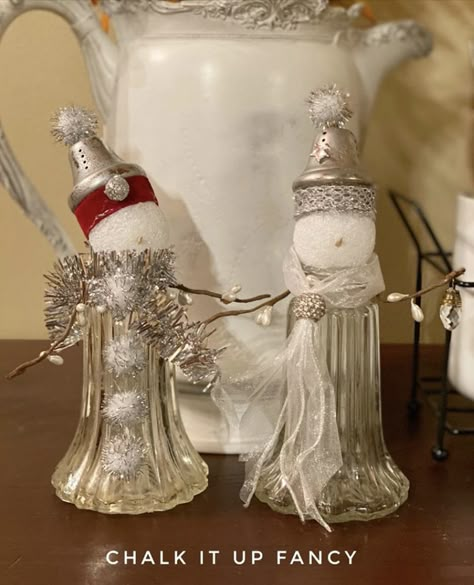 Repurpose those Salt and Pepper Shakers! Winter Holiday Decorations, Vintage Salt And Pepper Shakers, Diy Snowman, Chalk It Up, Tree Shop, Christmas Tree Shop, Snowman Crafts, Mini Christmas Tree, Christmas Ornament Crafts