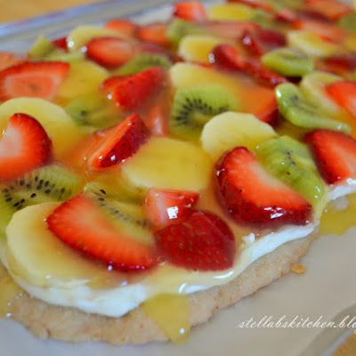 Fruit Pizza -- Repinning because I always forget what is in the cream cheese filling. (Cream cheese, powdered sugar, and vanilla.)