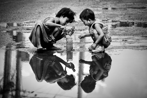 Save Water Images, Poverty Photography, Street Photography Paris, Children Sketch, Reflection Photography, Street Life, Children Playing, Cool Poses, Drawing Images