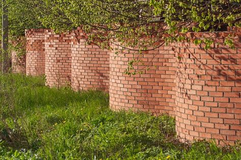 Pyramid House, Outdoor Walkway, Curved Walls, Brick Walls, Spanish House, Construction Types, Brickwork, Indoor Outdoor Living, Architectural Inspiration