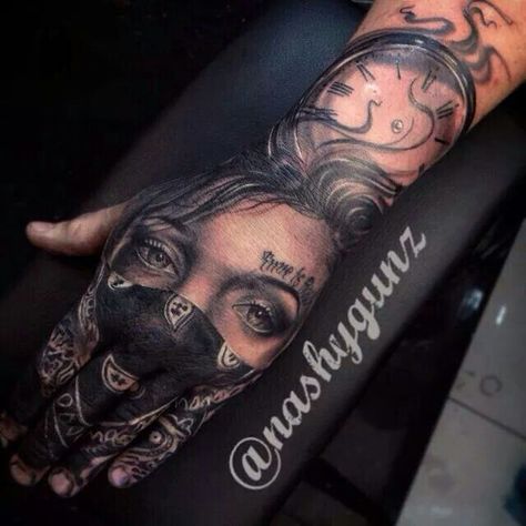 Reloj retrato Catrina Tattoo, Sick Tattoo, Chicano Tattoos, Hand Tats, Muster Tattoos, Geniale Tattoos, Clock Tattoo, 3d Tattoos, Aztec Art