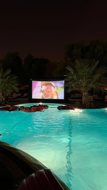 Pool Side Food, Pool Side Seating, Pool Movie Night, Movie Projector Outdoor, Backyard Movie Night Party, Family Pool Party, Vida Aesthetic, Dive In Movie, 3 Course Meal