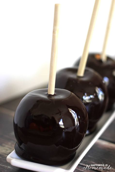 Candy Apples Diy, Lit Aesthetic, Black Candy Apples, Halloween Candy Apples, Gourmet Candy Apples, Taffy Apple, Candy Apple Recipe, Caramel Apples Homemade, Cinnamon Candy