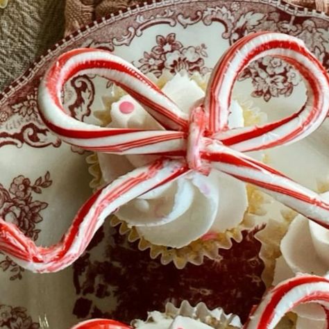 Laura Prietto on Instagram: "Here’s how to turn leftover candy canes into candy bows perfect for cupcake or cookie toppers 🧁🎀💖 Overlap two candy canes on a parchment lined baking sheet in a bow shape. Then bake at 250*F for 6-7 minutes Remove from oven and work quickly! Be sure the pieces are flexible enough to curve the ends inward. Place a curved piece of candy cane where the ends touch to make the middle of the bow Return to oven for 3-4 more minutes, then curve the ribbon part of the bow into shape. Let cool and lift with spatula Tips- Bake times may vary. Experiment to see what works best! It’s easier to work in small batches since you have to work quickly. Be sure the candy is supple before bending because breakage can occur! It took me a couple of times to get it right. What do Leftover Candy Canes, Bow Cupcakes, Leftover Candy, Peppermint Candy Cane, 7 Minutes, Christmas Snacks, How To Turn, Candy Canes, Baking Sheet