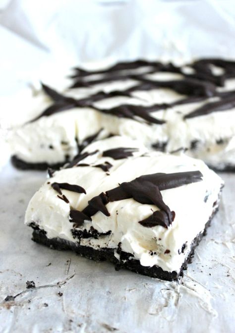 Night and Light Fury Bars (a.k.a. Black and White Cheesecake Bars). This yummy dragon-themed dessert is a perfect accompaniment to a fun family movie night watching How to Train Your Dragon 3! Be sure to pick up your How to Train Your Dragon 3 Walmart Exclusive DVD Gift Set at Walmart! #TrainYourDragonAtWalmart #Pmedia #ad Night And Light Fury, White Cheesecake, Soup Recipes Vegetarian, Healthy Recipes Crockpot, Easy Dessert Recipes, Light Fury, Easy Meal Ideas, Chocolate Sandwich Cookies, Chocolate Sandwich