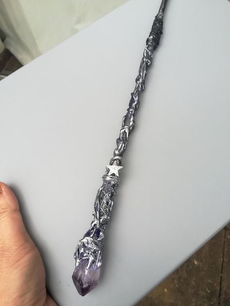 Harry Potter Wand Designs, Wand Spells, Wands Ideas, Wand Aesthetic, Wand With Crystal, Handmade Wands, Wand Ideas, Witches Wand, Harry Potter Wands