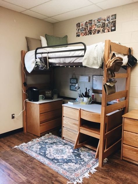 Dorm Room Lofted Bed, Lofted Bed, College Bedroom Decor, Dorm Room Layouts, College Dorm Room Inspiration, Dream Dorm Room, Dorm Room Styles, Dorm Design, Dorm Sweet Dorm