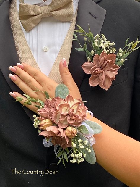 Wood Flower Corsage, Corsage Homecoming, Gold Corsage, Bridesmaid Boutique, Prom Flowers Corsage, Homecoming Flowers, Prom Corsage And Boutonniere, Wrist Corsage Prom, Homecoming Corsage