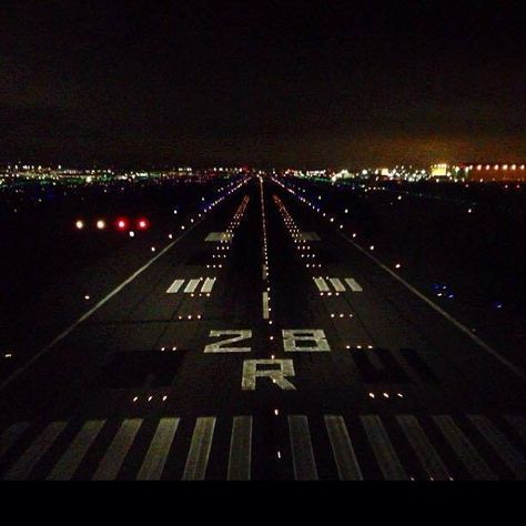 Airport Artwork, Night Walking Aesthetic, Pilot Career, Photo Avion, Aviation Education, Jet Airways, Aviation Training, Plane And Pilot, Blur Photography