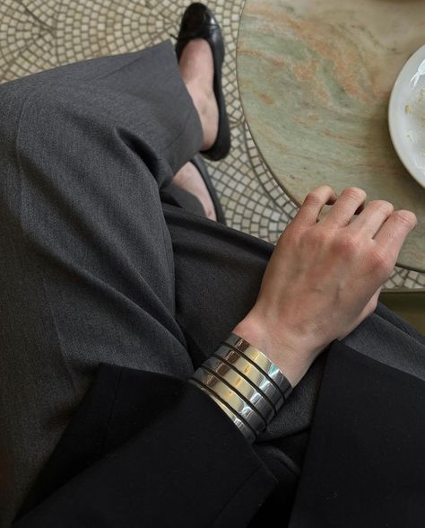 ANOTHER 10/10 WRIST SHOT FROM CARINA NICKLAS WEARING SOPHIE BUHAI 💯💯💯 📸: @looxlikecarrie #sophiebuhai #wristshot #armcandy #wristgame #cuff #bracelet #silvercuff London Coffee Shop, London Coffee, 90s Costume, Sophie Buhai, Wrist Game, 90s Childhood, 1990's Fashion, Minimalist Photography, Minimalist Architecture