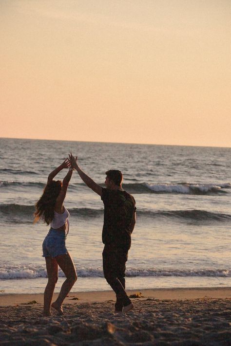 Couple dancing in the sunset Night Time Beach Pictures Couples, Partner Dance Aesthetic, Couples Dancing Aesthetic, Couples Slow Dancing, Couple Slow Dancing, Dancing At The Beach, Dancing In The Sunset, Sunset Dancing, Dancing Date