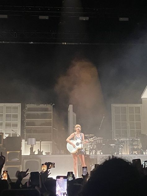 The 1975 Performing, London January, London 2023, January 12, The 1975, In London, Taylor Swift, Swift, London