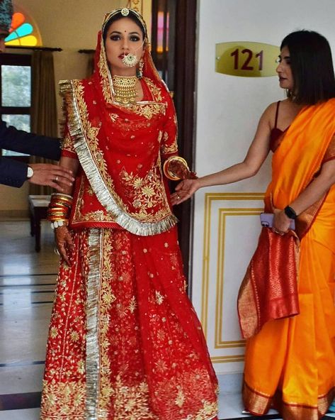 Your Favourite 2020 Bridal Looks From Our Instagram Page Red Rajputi Dress, Royal Rajputi Look, Rajputana Dress, Rajasthani Look, Rajput Wedding, Rajasthani Bride, Rajasthani Dress, Rajputi Dress, Indian Sari Dress