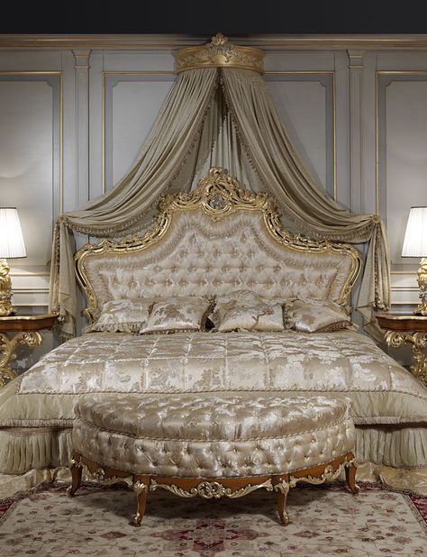 Luxury classic bedroom roman baroque style of the Seventeenth century: baroque toilette and night tables, luxury classic bed, classic lamps Champagne Bedroom Ideas, Luxury Classic Bedroom, Champagne Bedroom, Classic Bed, Gold Bedroom, Luxurious Bedroom, Versace Home, Classic Bedroom, Romantic Bedroom