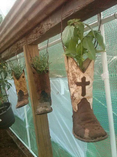 Upcycle Old Cowboy Boots, Cowboy Hat Planter, Repurposed Cowboy Boots, Cowboy Boot Decor, Funky Planters, Creative Planter Ideas, Cowboy Boot Planter, Hanging Plant Ideas, Cowboy Boot Crafts