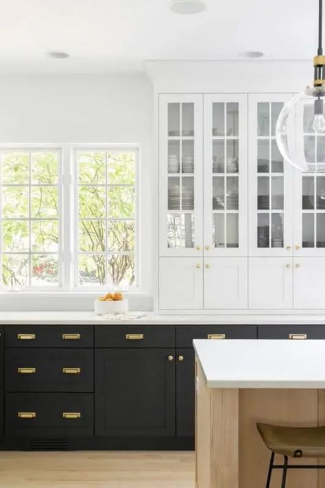 Black Lower Cabinets, Black And White Cabinets, White Upper Cabinets, Top Kitchen Trends, Black White Kitchen, Black And White Kitchen, Black Kitchen Island, Kabinet Dapur, Black Kitchen Cabinets