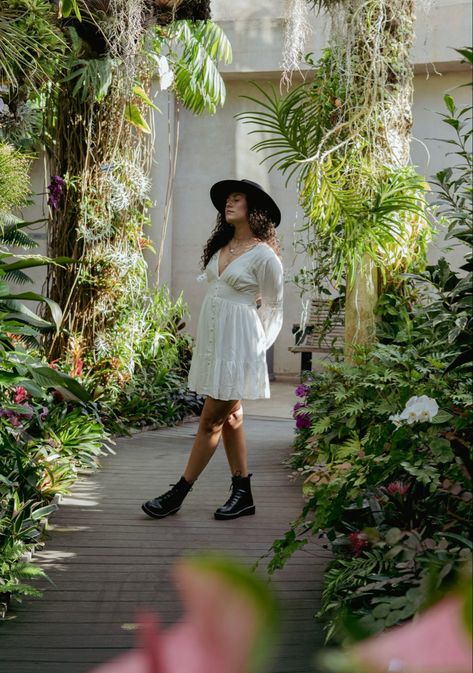 Descanso Gardens Photoshoot, Romantic Garden Photoshoot, Brandshoot Ideas, Botanic Garden Photoshoot, Botanical Photoshoot, Flower Garden Photoshoot, Botanical Garden Outfit, Megan Wells, 21st Photoshoot