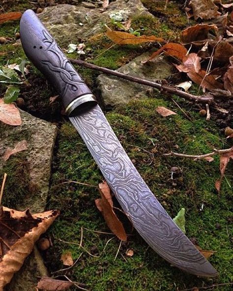 A awesome damascus knife and check out that beautiful hand carved handle. Credit goes to @cedarlore thanks a lot mate! 🇺🇸 Love guns we'll be sure to check out @tacticalguns #knifecommunity #knifeaddict #knives #knife #knifegasm #knifepics #knifeporn #tacticalknife #tactical #americaknife #survivalknife #survivalknives #edc #fightingknife #campknife #bushcraft #bushcraftknife #outdoor Knives Hunting, Savage Worlds, Bushcraft Knives, Damascus Knife, Cool Knives, Camp Knife, Fixed Blade Knife, Damascus, Blacksmithing