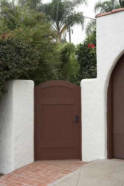 WHITE STUCCO PATIO WALL W/ DARK GATE