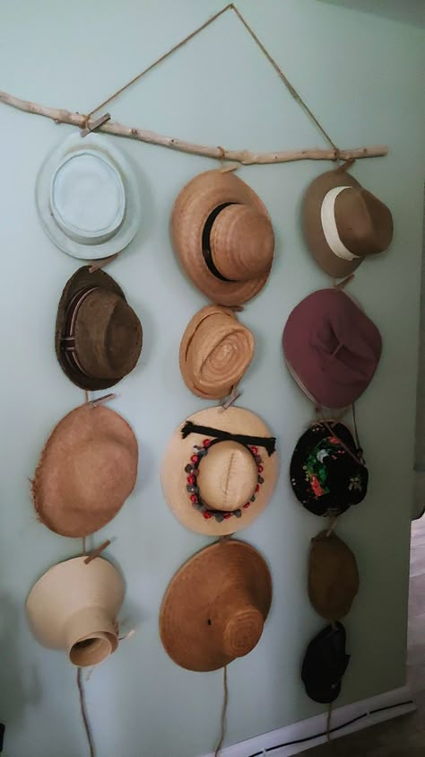 Driftwood Hat Rack, Hat Display Ideas Craft Show, Hat Display Ideas Wall, Hat Hanging Ideas, Diy Hat Holder, Hat Display Ideas, Diy Hat Hanger, Diy Hat Display, Dreamcatcher Diy