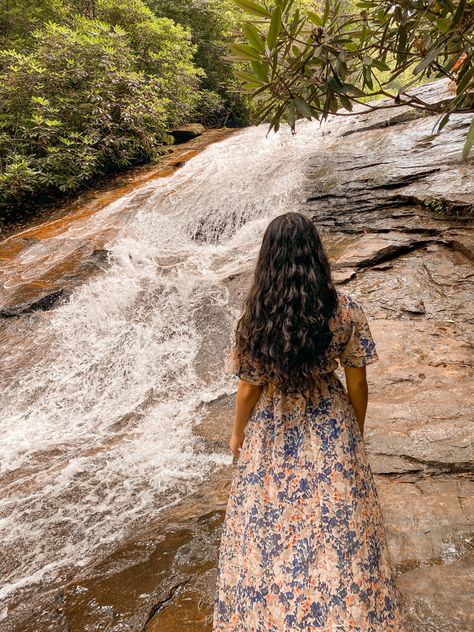 waterfall, rocks, nature, photos, photoshoot, waterfall photoshoot Kodaikanal Outfit Ideas, Water Fall Photo Poses, Waterfalls Photoshoot Ideas, Water Fall Photoshoot, Poses In Waterfall, Waterfalls Outfit Ideas, Waterfall Photoshoot Ideas For Women, Poses Near Waterfall, Waterfall Outfit Ideas