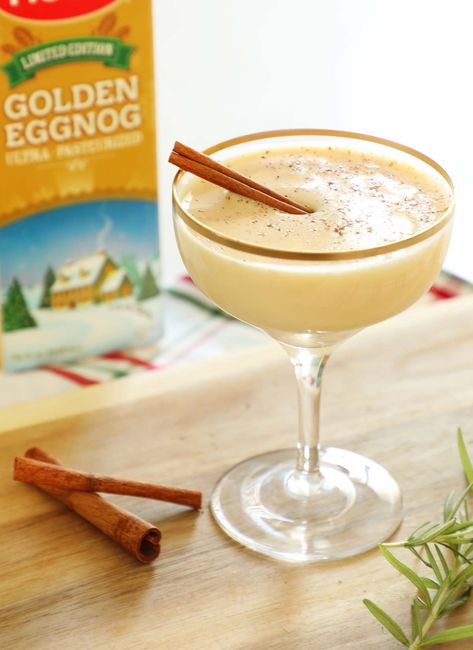 This delicious eggnog martini is like Christmas in a glass. The creamy combination of eggnog, vanilla vodka and amaretto. Christmas cocktail recipe. Eggnog Martini Recipe Vanilla Vodka, Eggnog Martini Recipe, Eggnog Martini, Eggnog Cocktail, Desserts In A Glass, Martini Recipe, Christmas Cocktail, Vanilla Vodka, Alcoholic Beverages