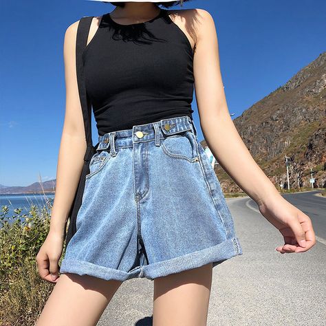 Outfits With Short Jeans, Wide Shorts Outfit, Wide Jean Shorts, Tomboy Fashion Summer, Denim Short Outfits, Short Jeans Outfit, Mom Shorts Outfit, Blue Shorts Outfit, Loose Denim Shorts