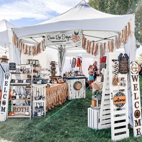 Market Displays Booth Ideas Clothing, Small Vendor Table Display Ideas, Boutique Festival Set Up, Craft Festival Booth Ideas, Market Stall Set Up, Farmers Market Display Booth, 10x10 Vendor Booth Layout, Vendor Set Up, Craft Booth Displays Vendor Events