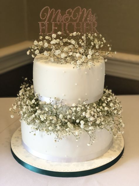 Gypsophila wedding cake Gypsophila Wedding Cake, Wedding Cake Gypsophila Simple, Wedding Cake With Baby Breath, Pastel Gypsophila, Wedding Cake Baby Breath, Wedding Cake Toppers Flowers, Gypsophila White Background, Bohemian Wedding Cake, Flower Cake Decorations