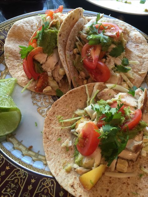 Fish Taco Salad Bowl, Salada Aesthetic, Fish Tacos Aesthetic, Fish Taco Bowl Healthy, Fish Taco Bowls Skinnytaste, Healthy Food Plate, Gosh Tacos Fish Tacos, Healthy Plates, Bakery Foods