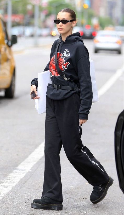 Mrs Bella, Combat Boot Outfits, Combat Boot Outfit, Bella Hadid Street Style, Bella Hadid Outfits, Bella Hadid Style, Estilo Hippie, Hadid Style, Nyc Shopping