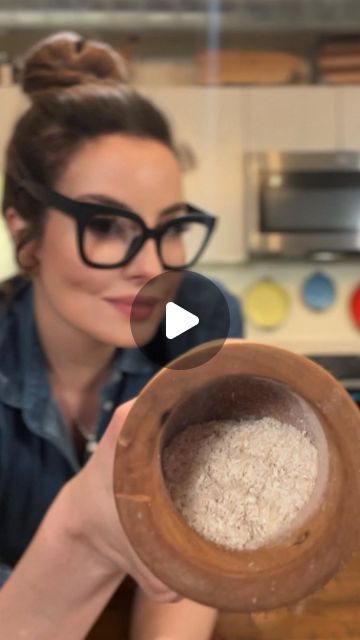 Mairym Monti Carlo on Instagram: "Don't throw out those #garlic skins!! Make #garlicpowder! 🧄 #savethefood #foodwaste #zerowastekitchen #sustainableeating #upcycled #foodwastewarriors #fightfoodwaste #reimaginefood #consciousconsumer #mindfulkitchen #getcreative #foodhacks #budgetcooking" How To Make Garlic Powder, Cook Skins, Homemade Spice Mix, Sustainable Eating, Spice Mix Recipes, Zero Waste Kitchen, Homemade Spices, Homemade Seasonings, Cooking On A Budget