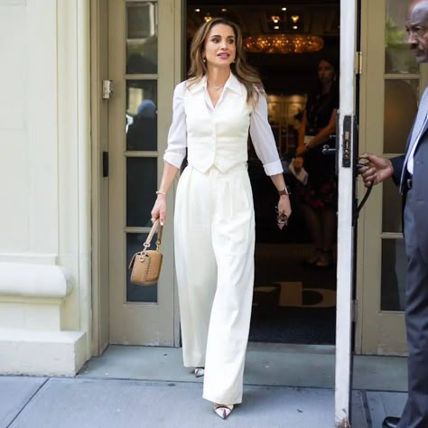 Queen rania in all white when she left new york Waistcoat Outfit, Old Money Outfits, Work Fits, Classy Work Outfits, Stylish Work Outfits, Stylish Boots, Formal Outfits, Old Money Style, Fall Street Style