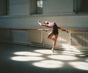 dance, ballet, and dancer afbeelding Male Ballet Dancers Aesthetic, Ballet Games, Male Ballerina, Male Ballet, College Au, Ballet Aesthetic, Ballet Boys, The Golden Boy, Ballet Academy