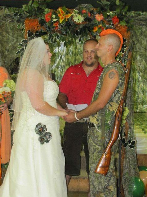 Red Neck Wedding, White Trash Wedding, Tacky Wedding, Funny Wedding Pictures, Wedding Fail, Shotgun Wedding, Wedding Day Photos, Red Neck, Traditional Wedding Attire