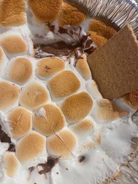 #smores #summer #summervibes #aesthetic #summerrecipes Golden Birthday Sleepover, S’mores Aesthetic, Airfryer Smores, Smores Aesthetics, Smore Dip, Marshmallow Aesthetic, Smores Dip, Summer Baking, Food Therapy