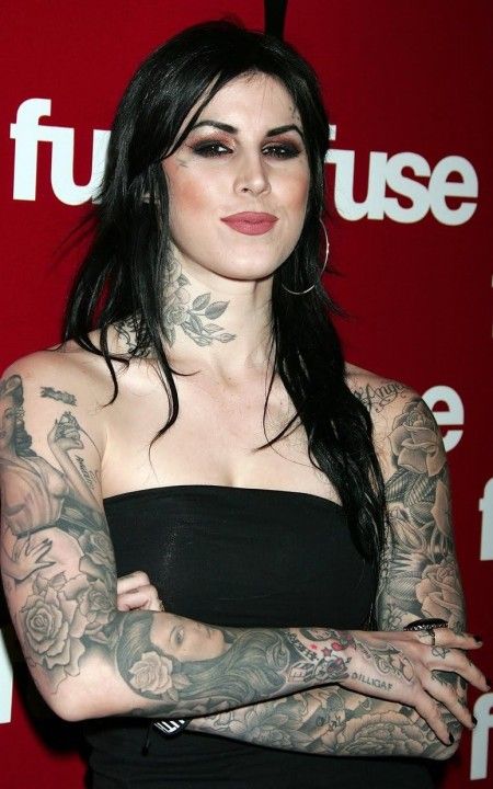 Her neck tattoo. Have ALWAYS loved it. I JUST LOOOOOOVE HOW SHE "COLLECTS" ROSES too! FUN! Best Neck Tattoos, Kat Von D Tattoos, Famous Tattoo Artists, Girl Arm Tattoos, D Tattoo, Mod Girl, Neck Tattoos, Full Body Tattoo, Tattoo Girls