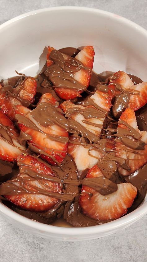 Chocolate Covered Strawberry’s, Strawberries And Chocolate Aesthetic, Choco Covered Strawberries, Chocolate Desserts Aesthetic, Chocolate Strawberry Aesthetic, Chocolate Strawberries Aesthetic, Strawberry Covered Chocolate, Strawberries Covered In Chocolate, Strawberries With Chocolate